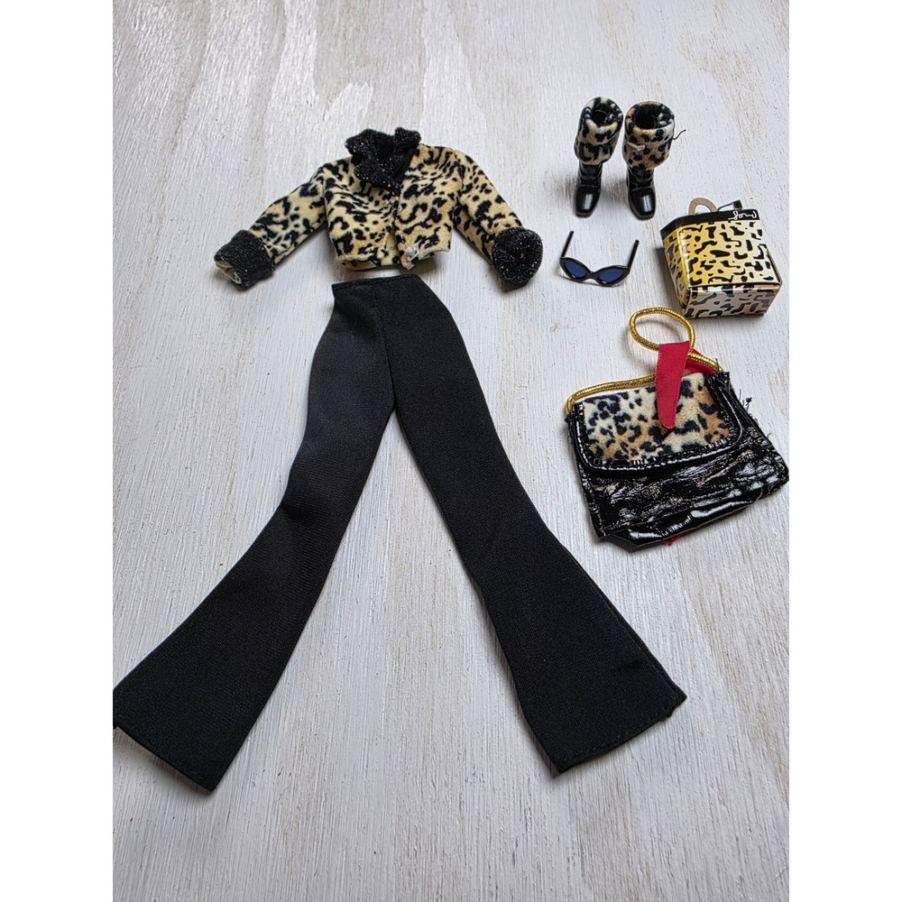 1998 Barbie Fashion Avenue Boutique leopard print outfit set and accessories